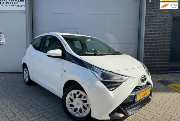 1.0 VVT-i x-play [Facelift | Carplay | Camera | Airco | Dealer OH]
