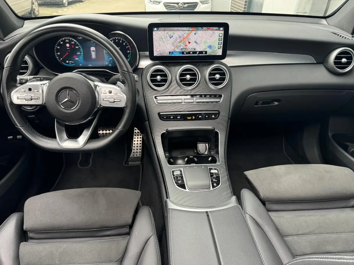 300e 4MATIC Premium [Pano | Camera | Dodehoek | AMG-styling]