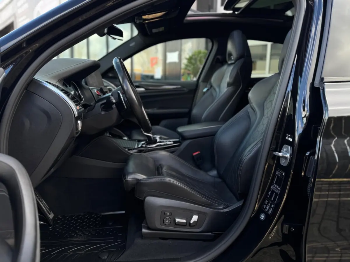 M 480pk / Carbon / Pano / CarPlay