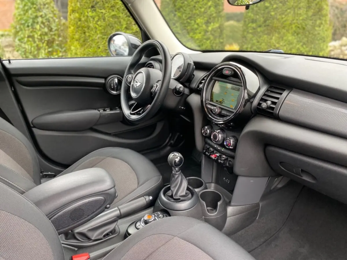 1.5 COOPER BUSINESS 5drs NAVI, NL Auto, Airco, Cruise