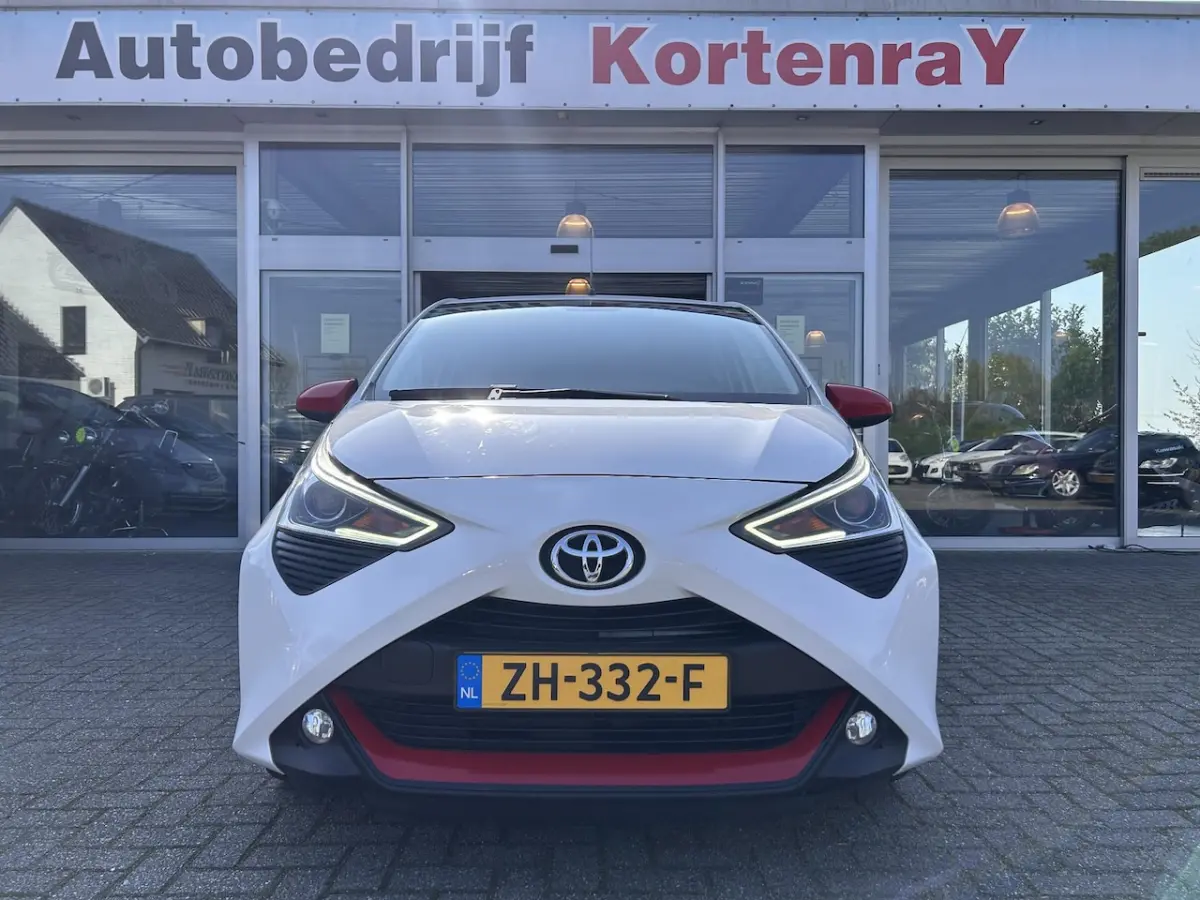 1.0 VVT-i x-joy automaat/carplay met camera/navi/auto airco/top occasion