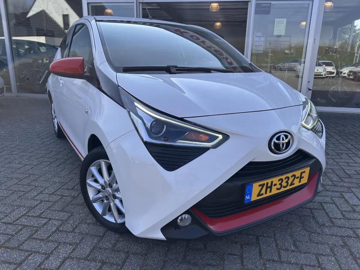 1.0 VVT-i x-joy automaat/carplay met camera/navi/auto airco/top occasion