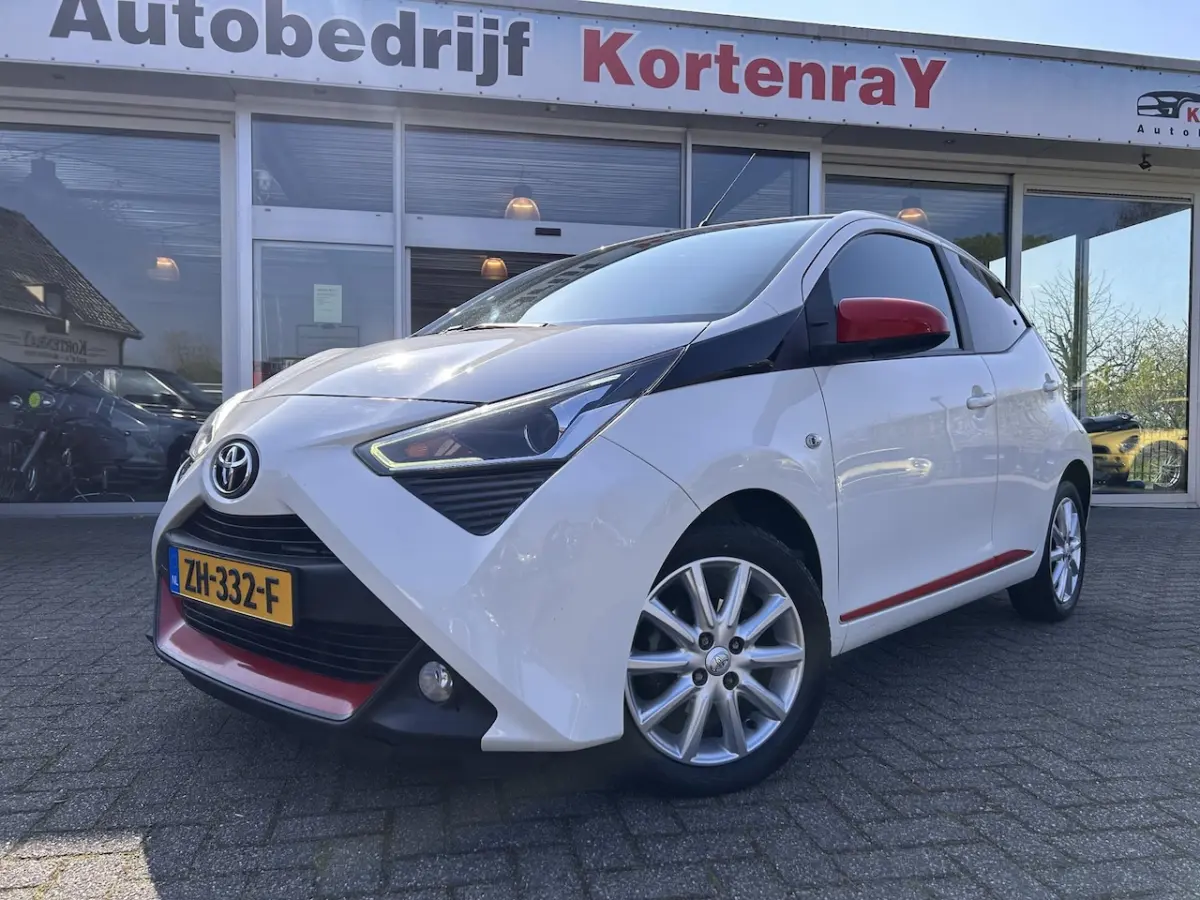 1.0 VVT-i x-joy automaat/carplay met camera/navi/auto airco/top occasion