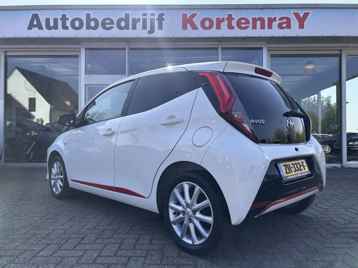 1.0 VVT-i x-joy automaat/carplay met camera/navi/auto airco/top occasion