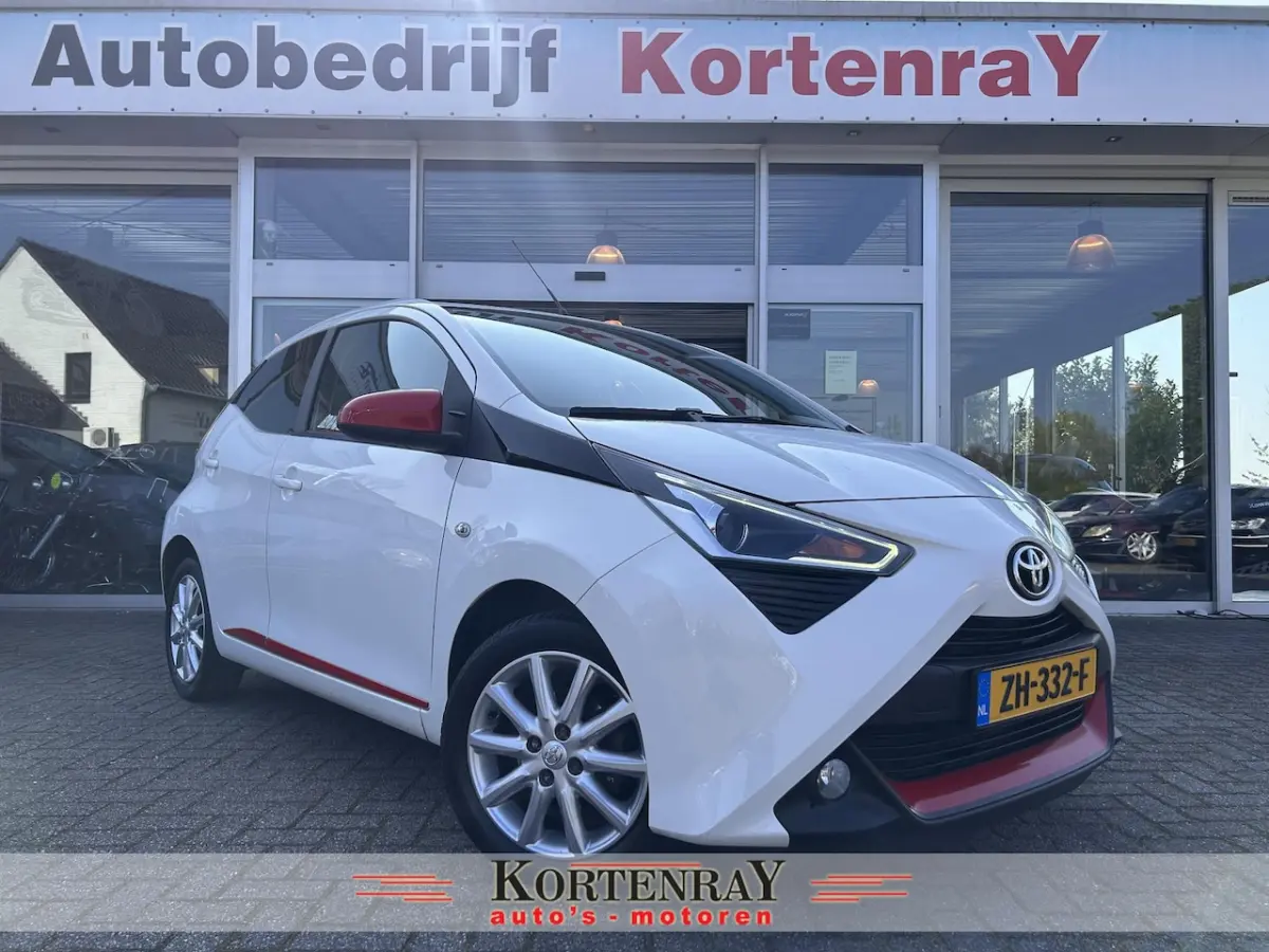 1.0 VVT-i x-joy automaat/carplay met camera/navi/auto airco/top occasion
