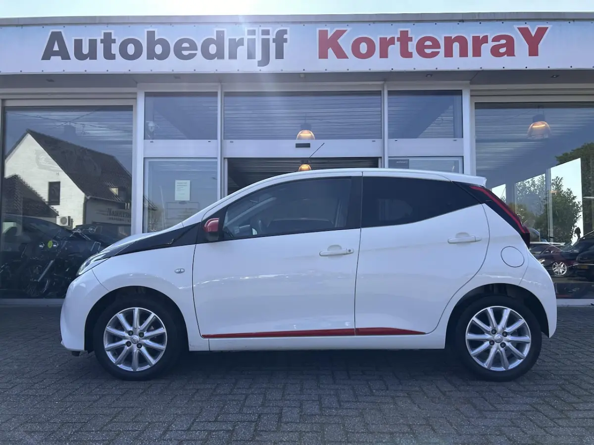 1.0 VVT-i x-joy automaat/carplay met camera/navi/auto airco/top occasion