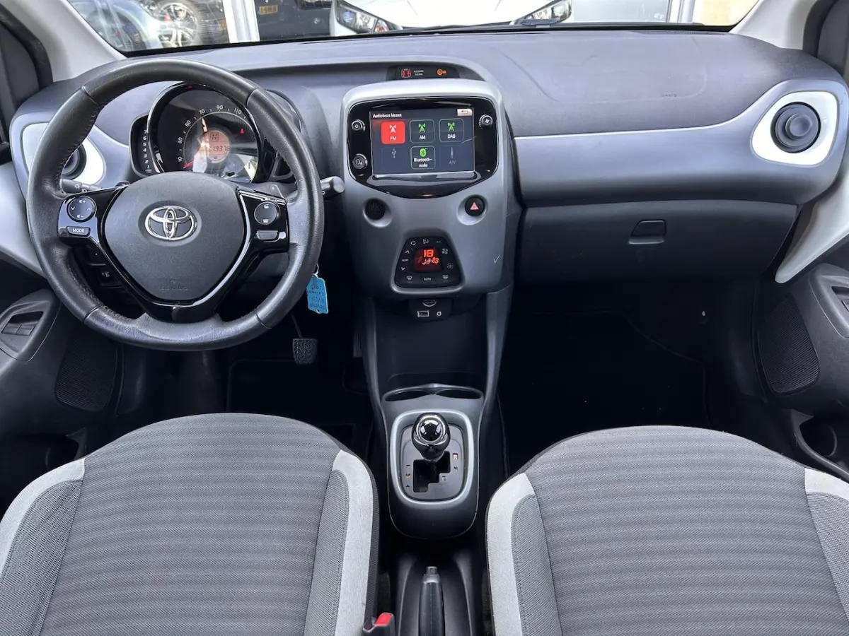 1.0 VVT-i x-joy automaat/carplay met camera/navi/auto airco/top occasion