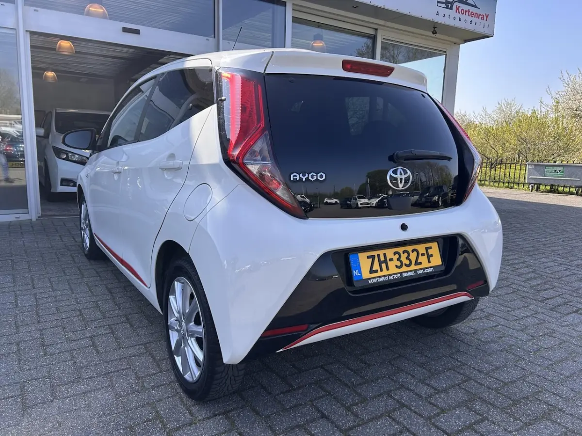 1.0 VVT-i x-joy automaat/carplay met camera/navi/auto airco/top occasion