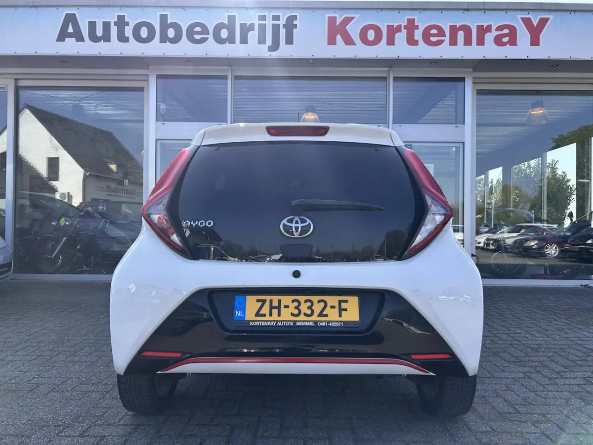 1.0 VVT-i x-joy automaat/carplay met camera/navi/auto airco/top occasion