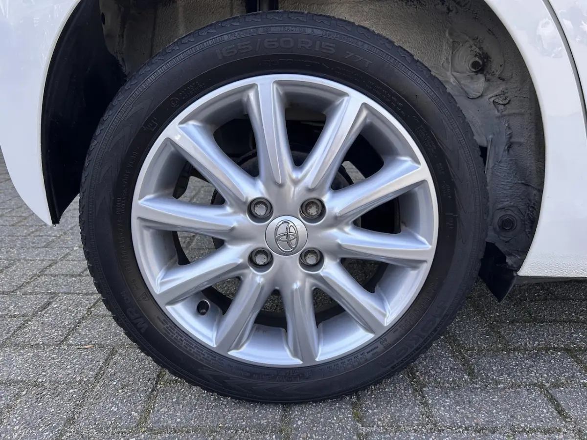 1.0 VVT-i x-joy automaat/carplay met camera/navi/auto airco/top occasion