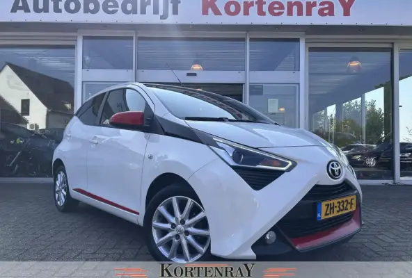 1.0 VVT-i x-joy automaat/carplay met camera/navi/auto airco/top occasion