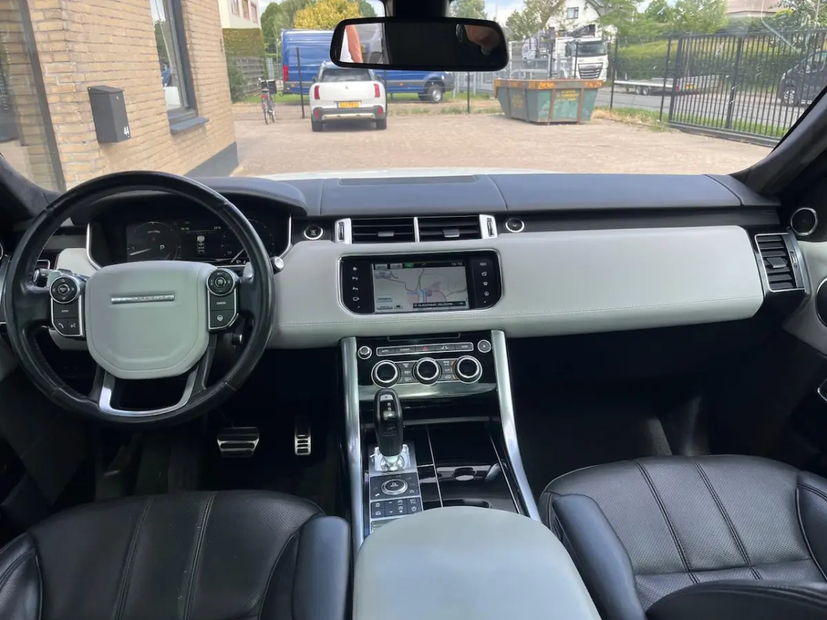 4.4 SDV8 Autobiography Dynamic, panodak, Leer