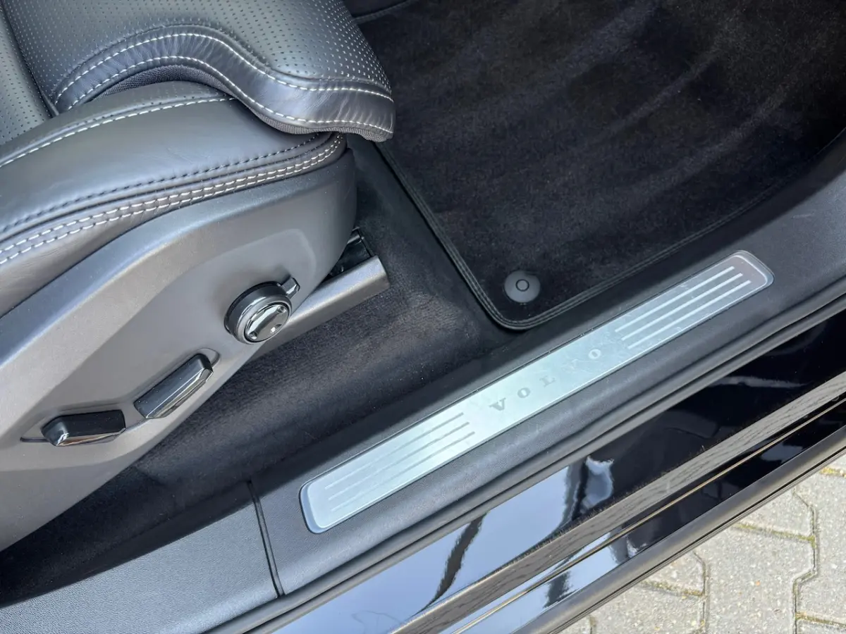 2.0 T8 Plug-in hybrid AWD Ultra Dark