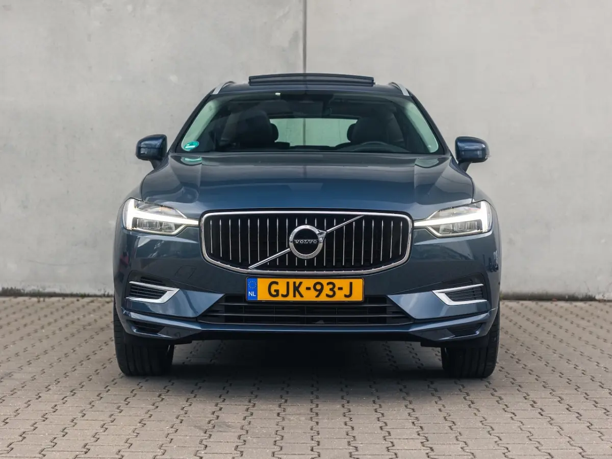 2.0 T8 Twin Engine AWD Inscription / Head up / Pano / H&K Audio