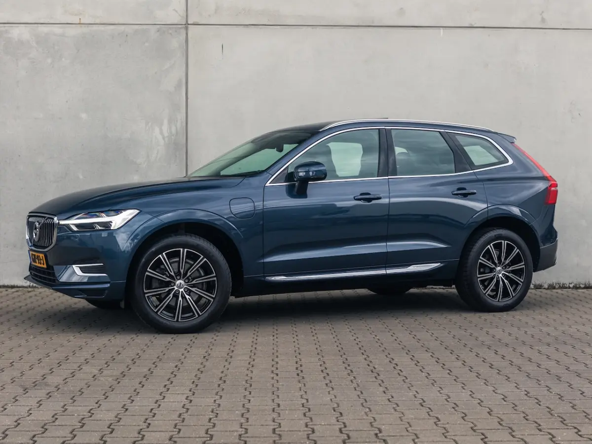 2.0 T8 Twin Engine AWD Inscription / Head up / Pano / H&K Audio