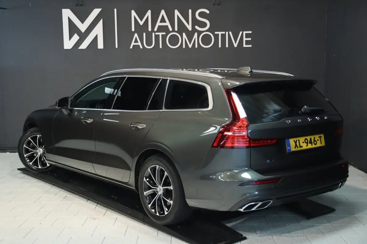 2.0 D3 Momentum / NAP / CRUISE / CARPLAY / PDC VOOR + ACHTER