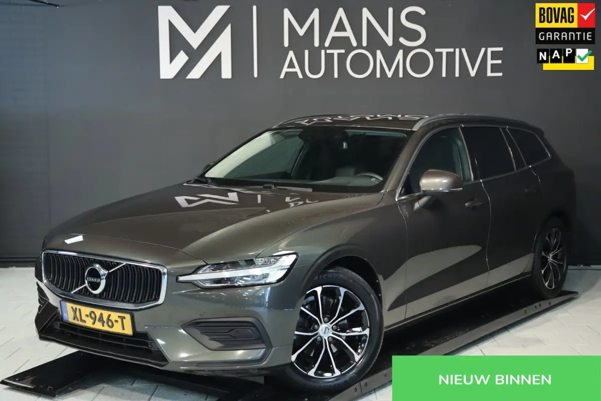2.0 D3 Momentum / NAP / CRUISE / CARPLAY / PDC VOOR + ACHTER