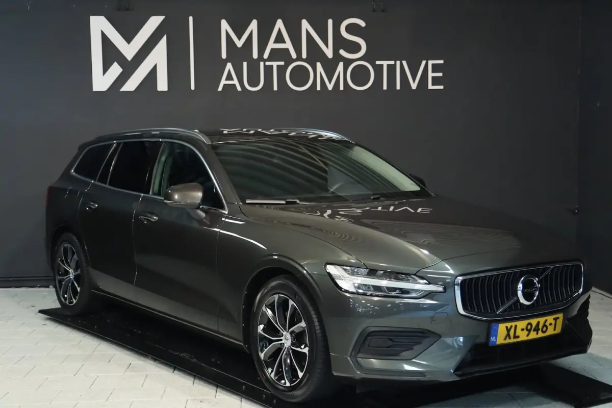 2.0 D3 Momentum / NAP / CRUISE / CARPLAY / PDC VOOR + ACHTER