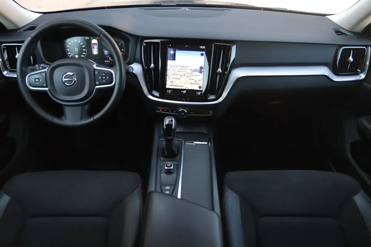 2.0 D3 Momentum / NAP / CRUISE / CARPLAY / PDC VOOR + ACHTER