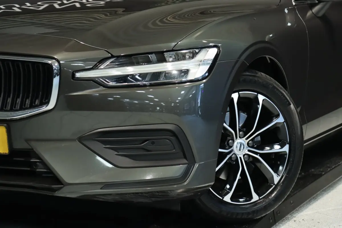 2.0 D3 Momentum / NAP / CRUISE / CARPLAY / PDC VOOR + ACHTER