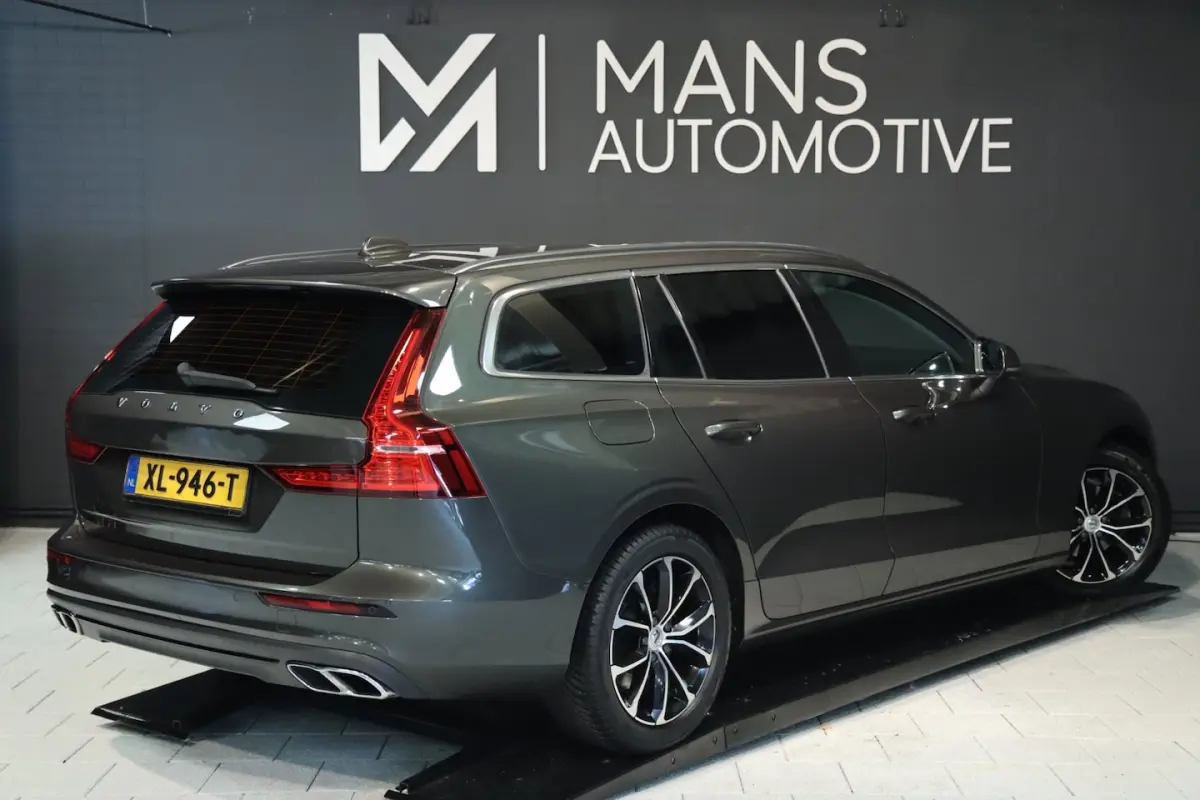 2.0 D3 Momentum / NAP / CRUISE / CARPLAY / PDC VOOR + ACHTER