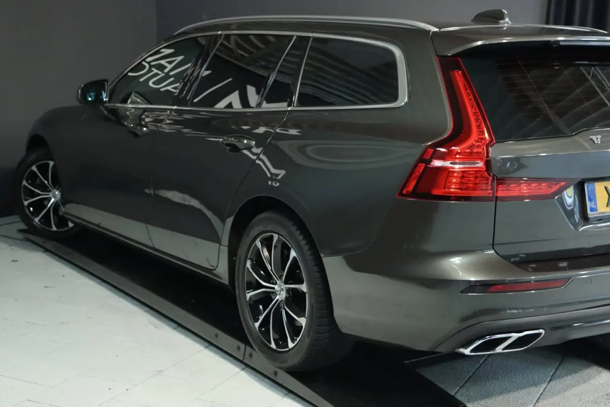 2.0 D3 Momentum / NAP / CRUISE / CARPLAY / PDC VOOR + ACHTER