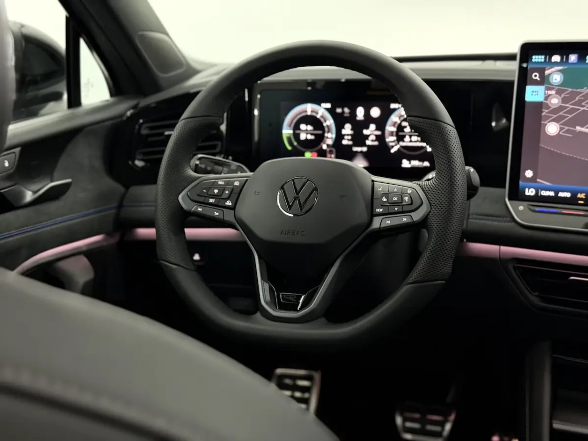 1.5 eHybrid R-Line Edition Plug-in Panoramadak, 360 Camera, Trekhaak, Leder, Head-up displ