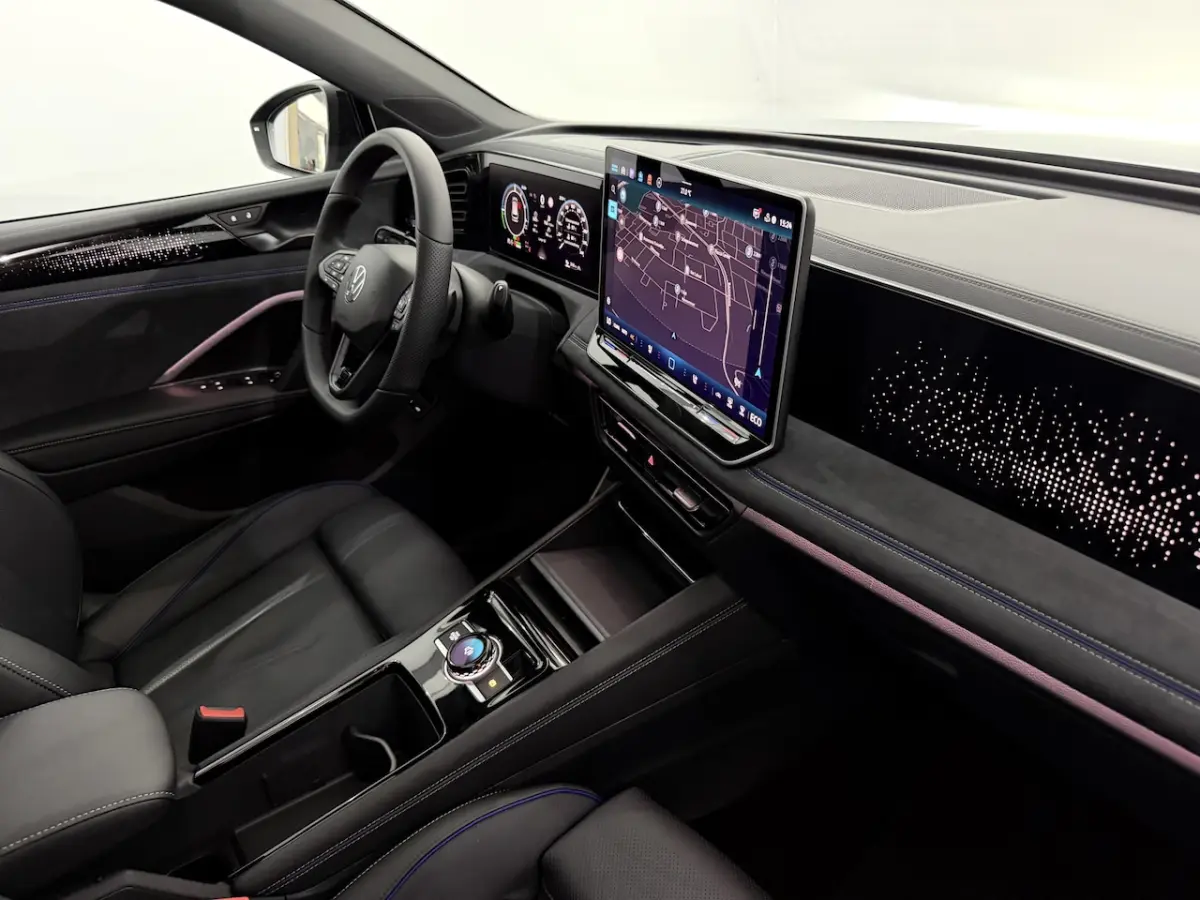 1.5 eHybrid R-Line Edition Plug-in Panoramadak, 360 Camera, Trekhaak, Leder, Head-up displ