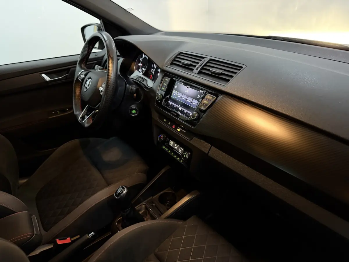 1.0 TSI Monte carlo Camera, Apple carplay, Keyless start, Cruise control, A start stop, A