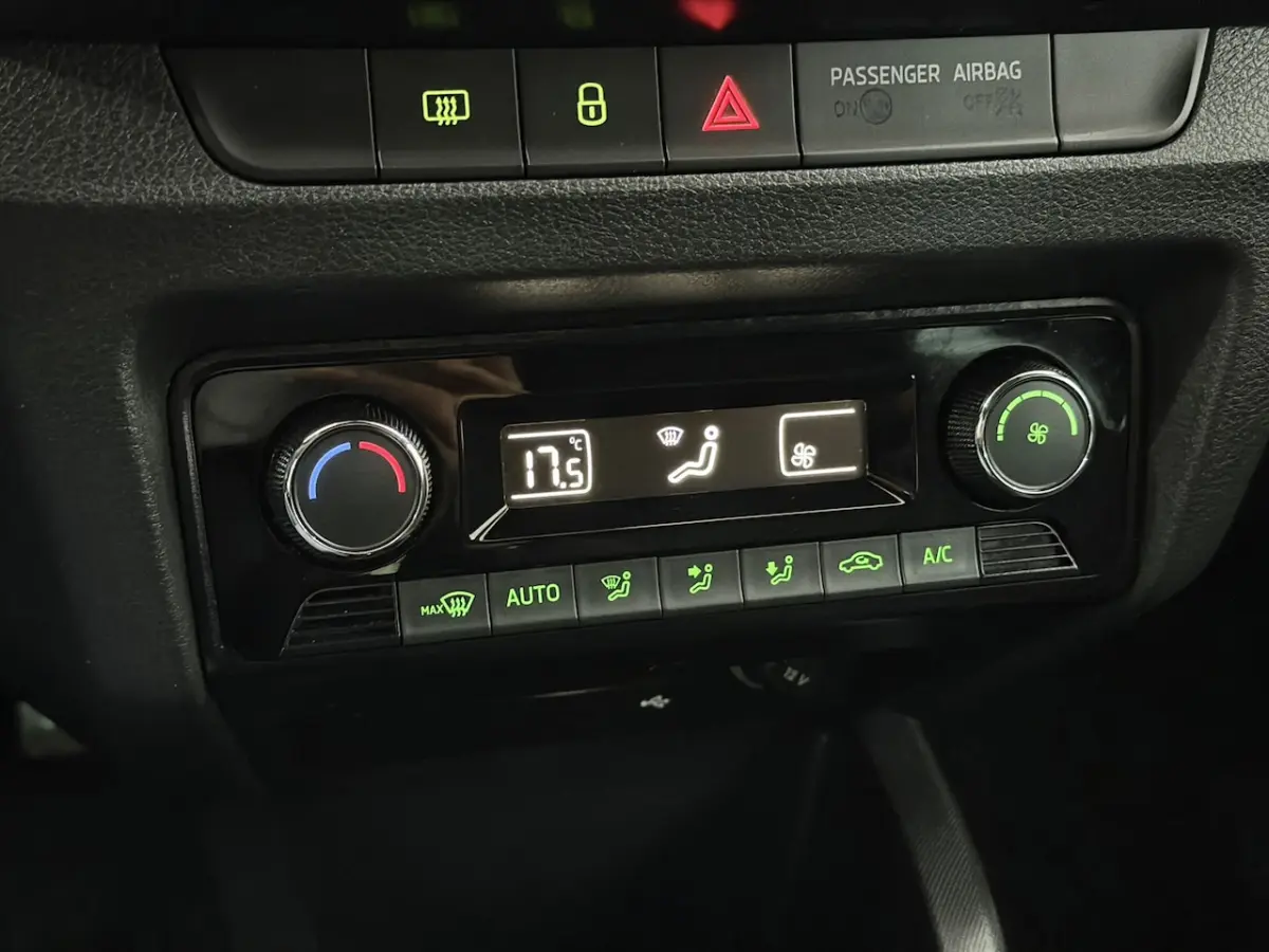 1.0 TSI Monte carlo Camera, Apple carplay, Keyless start, Cruise control, A start stop, A