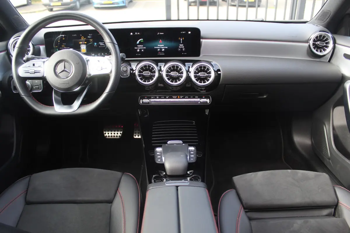 180 AMG Night pakket Panoramadak/Stoelverwarming/Sfeerverlichting/DAB/Achteruitrijcamera/C