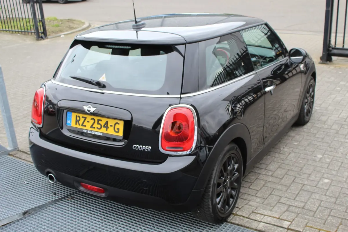 1.5 Business Navigatie/Airco/Cruise control/Spraakbediening/Bluetooth/Multifunctioneel stu
