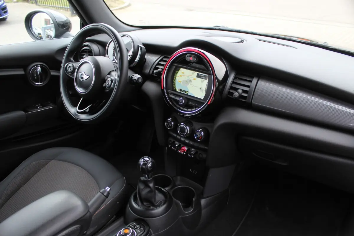 1.5 Business Navigatie/Airco/Cruise control/Spraakbediening/Bluetooth/Multifunctioneel stu