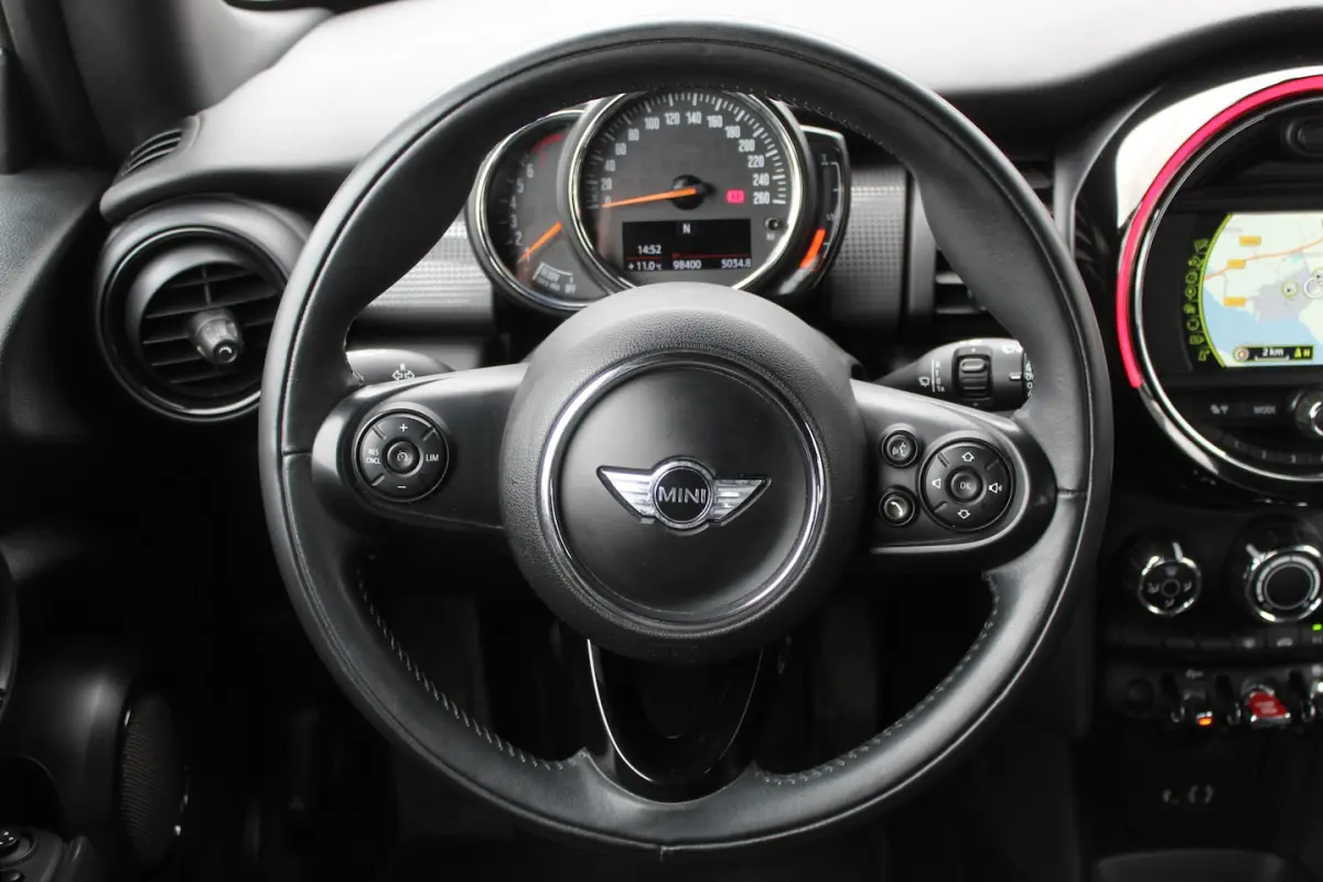1.5 Business Navigatie/Airco/Cruise control/Spraakbediening/Bluetooth/Multifunctioneel stu