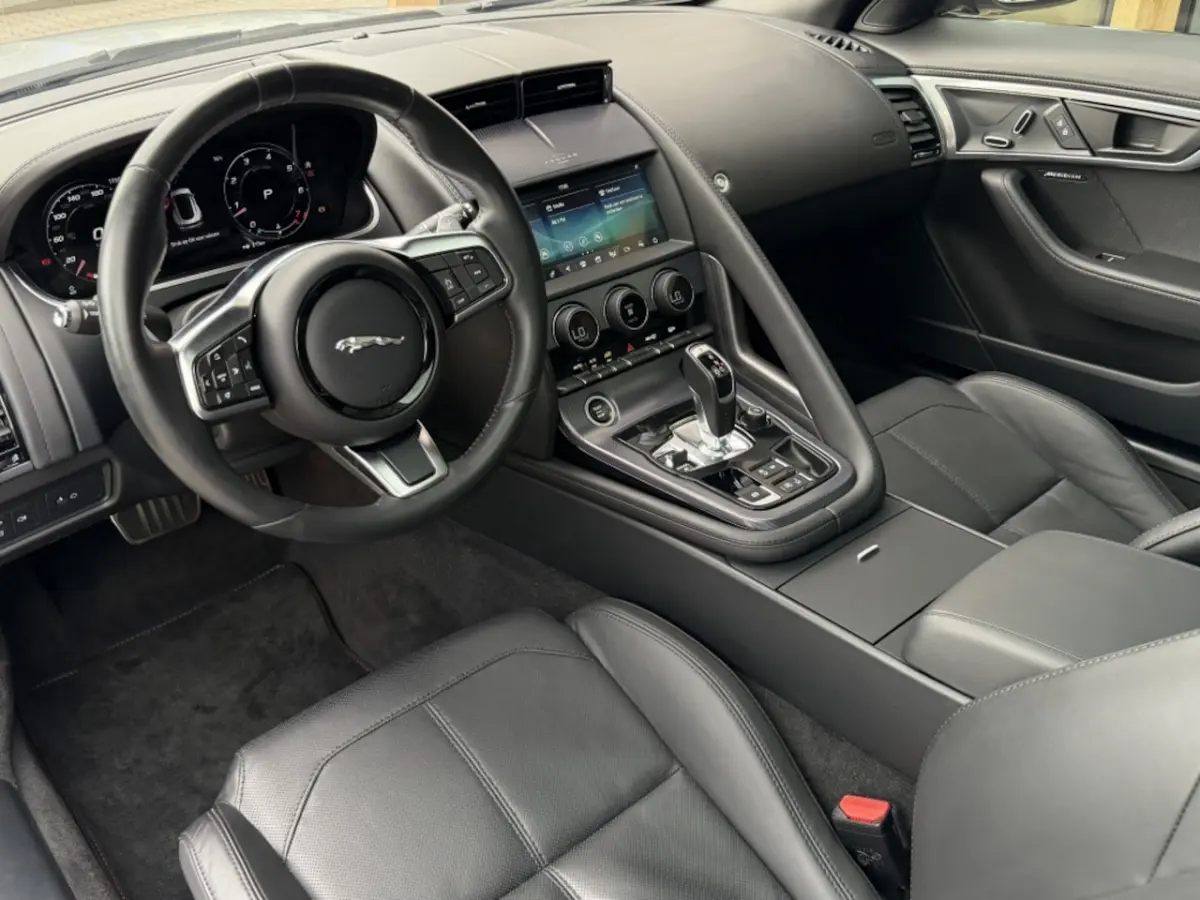 P300 RWD R-Dynamic