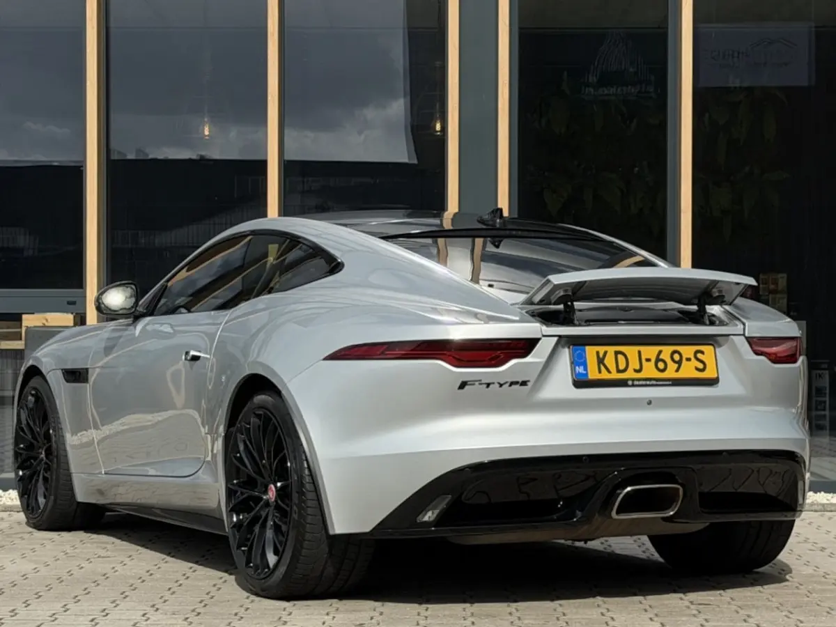 P300 RWD R-Dynamic