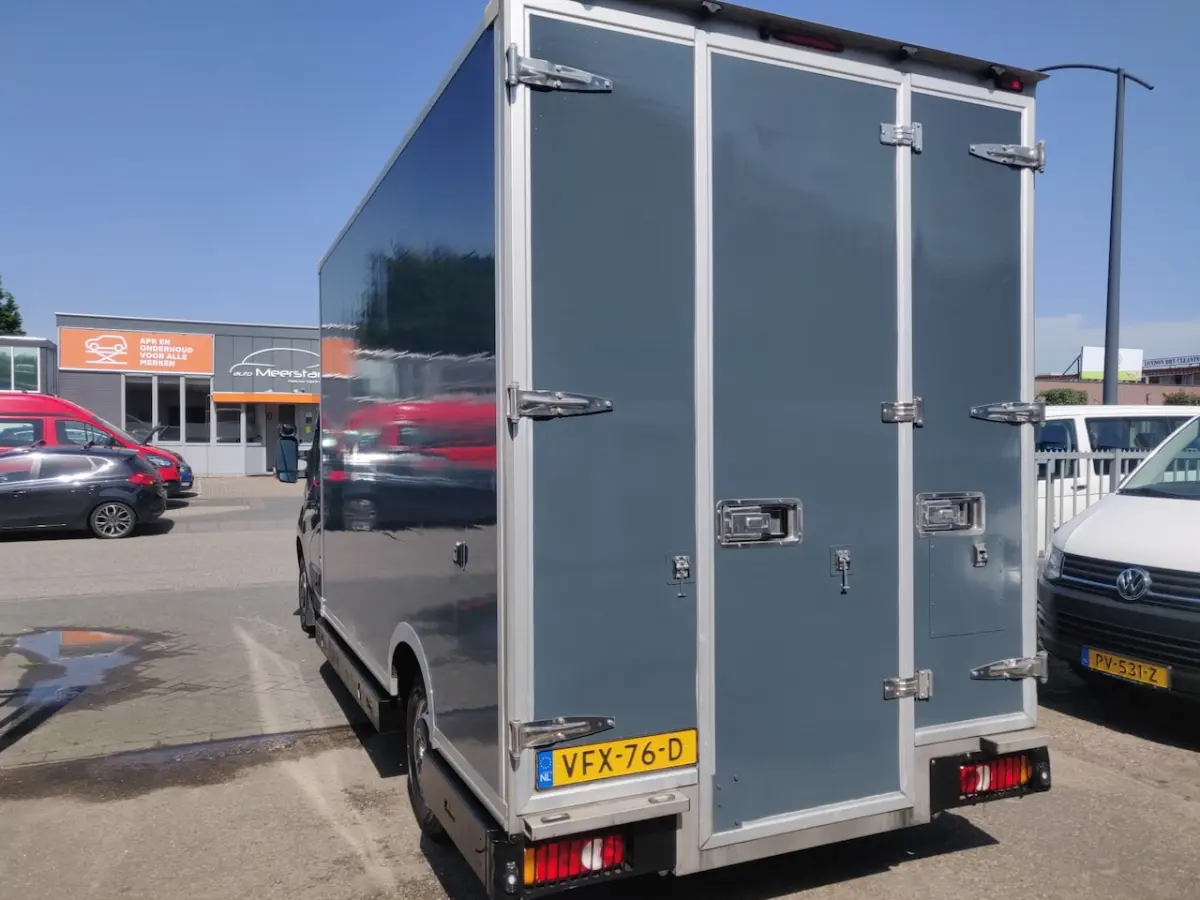 T35 2.3 dCi Bakwagen / LOWLINER Autom