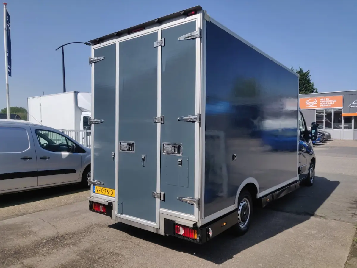 T35 2.3 dCi Bakwagen / LOWLINER Autom