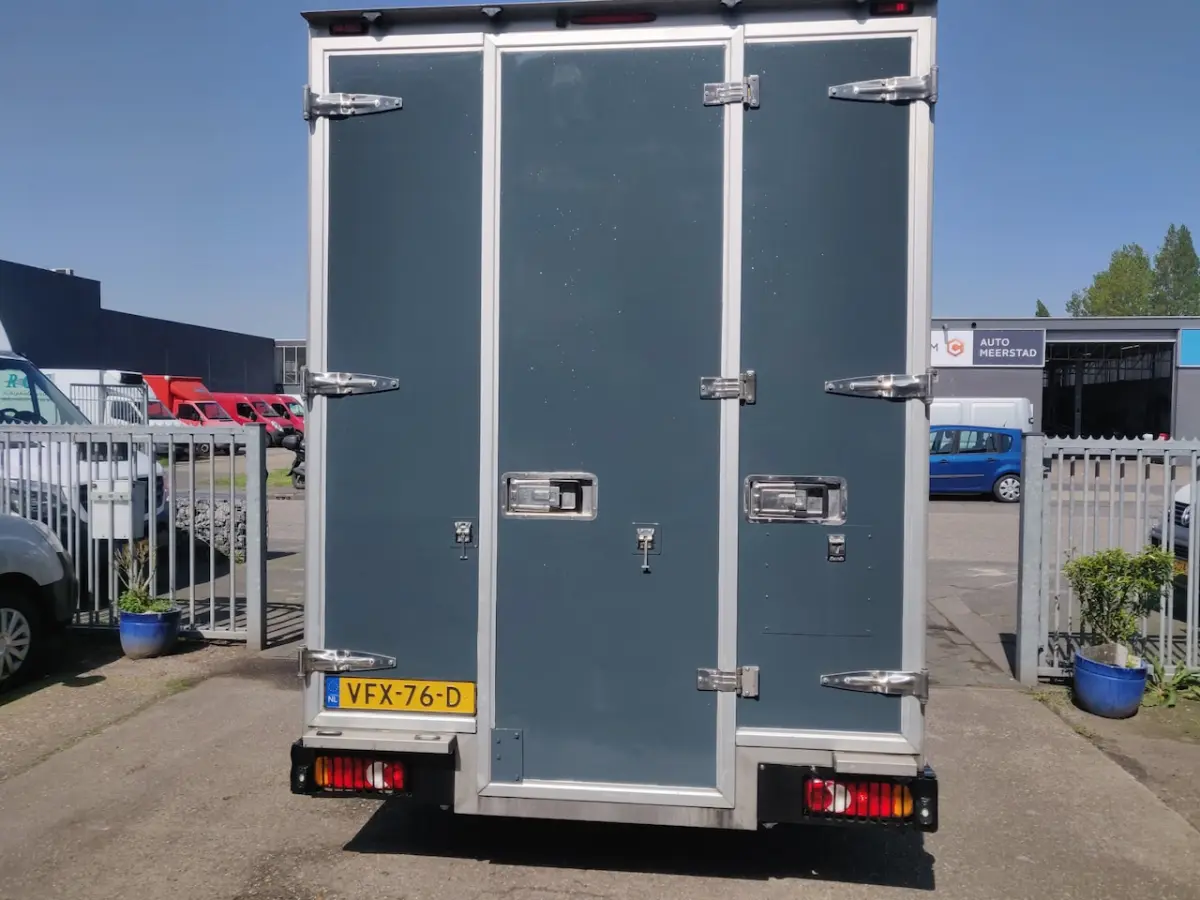 T35 2.3 dCi Bakwagen / LOWLINER Autom
