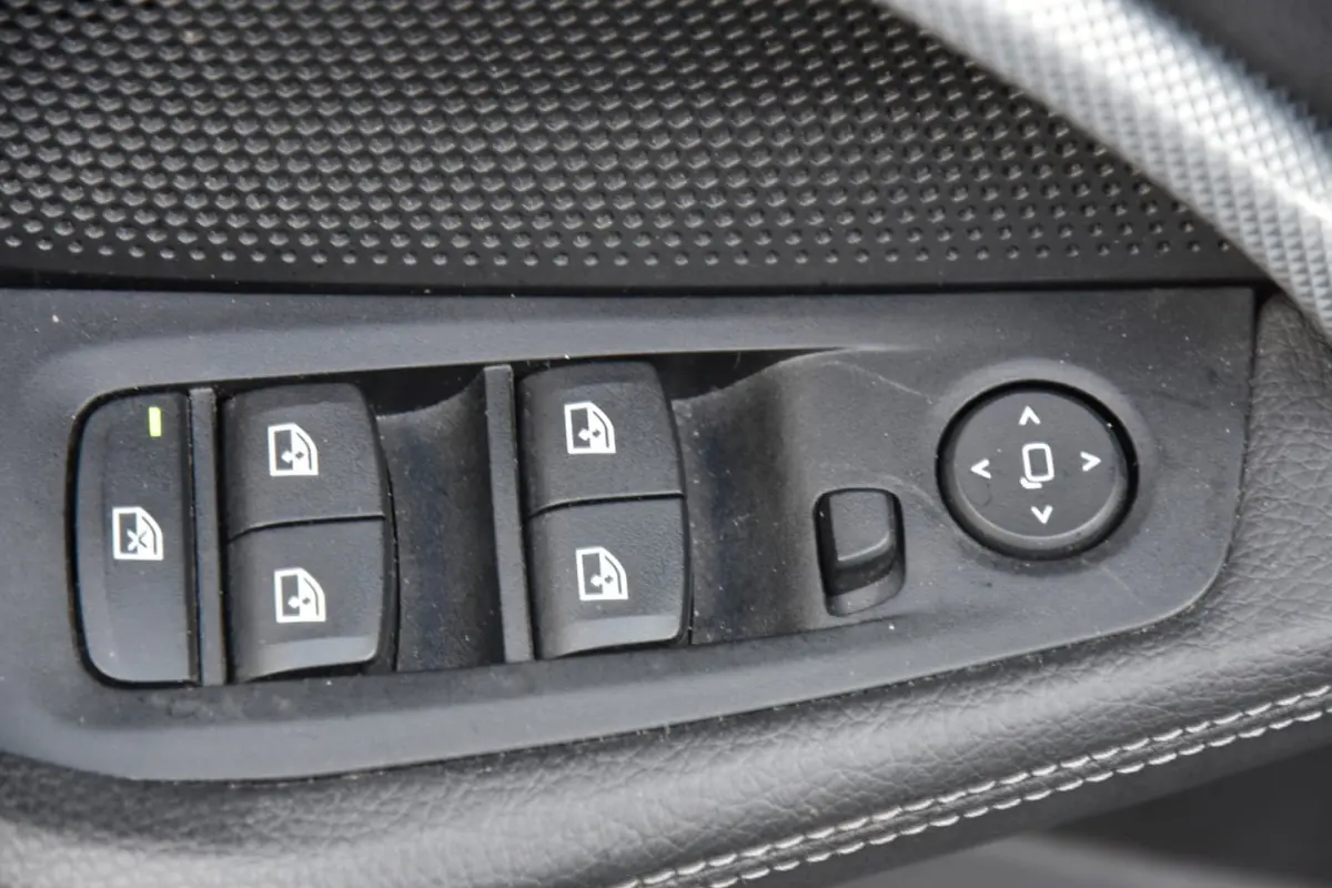 118i High Executive SPORTLINE | SPORTLEDER | TREKHAAK | STOEL/STUUR VERW