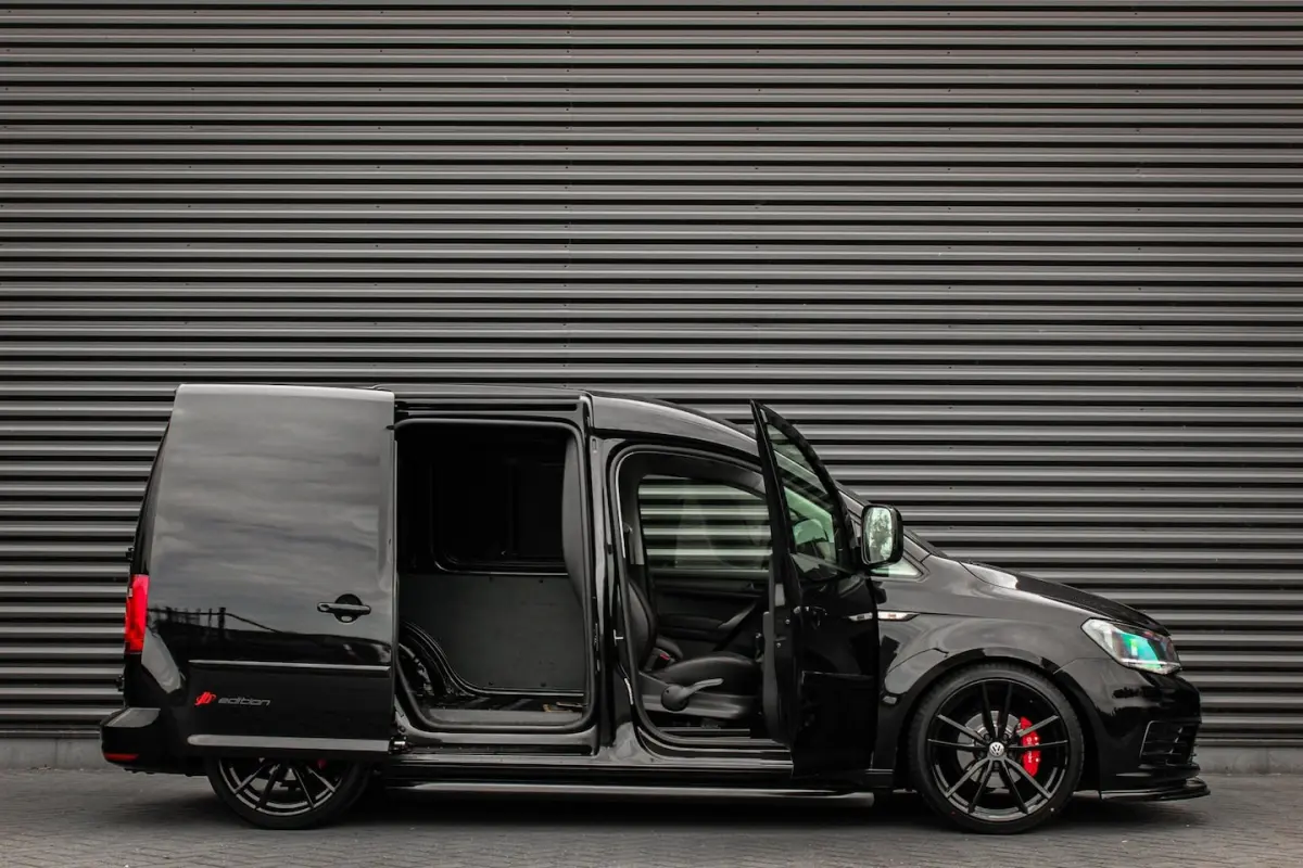 2.0 TDI 185PK JB- EDITION MARGE BTW VRIJ/ FULL BLACK / SCHROEFSET / LEDEREN BEKLEDING / NI