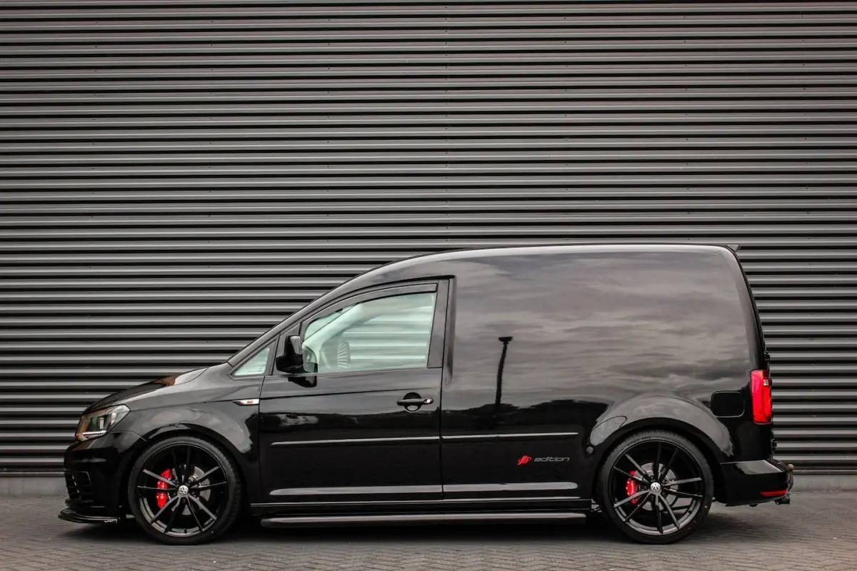 2.0 TDI 185PK JB- EDITION MARGE BTW VRIJ/ FULL BLACK / SCHROEFSET / LEDEREN BEKLEDING / NI