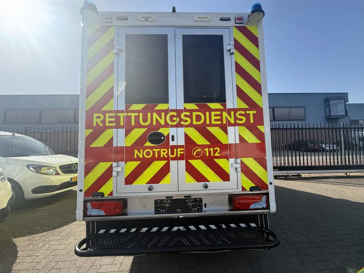 180 50 180pk Automaat 50 AMBULANCE INCL STRYKER BRANCARD VB Luchtvering