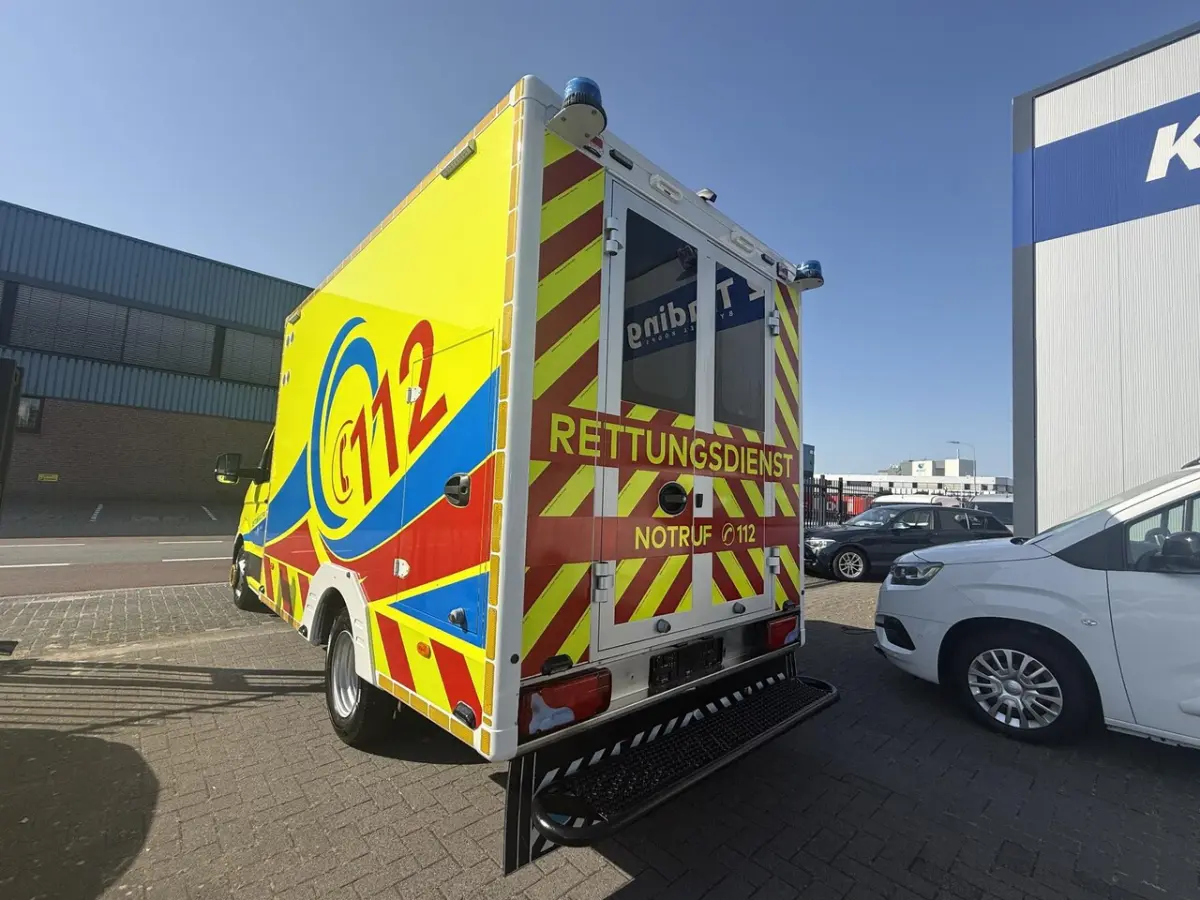 180 50 180pk Automaat 50 AMBULANCE INCL STRYKER BRANCARD VB Luchtvering