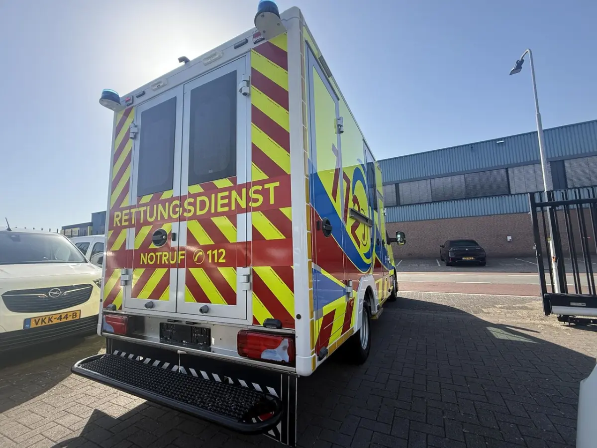 180 50 180pk Automaat 50 AMBULANCE INCL STRYKER BRANCARD VB Luchtvering