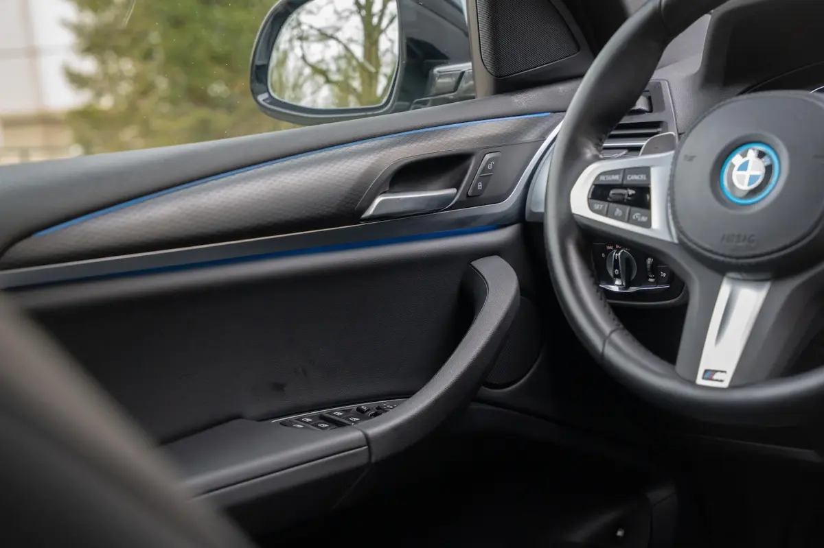 xDrive30e High Executive M-SPORT | KEYLESS | CAMERA | 20 INCH | SHADOWLINE | CARPLAY