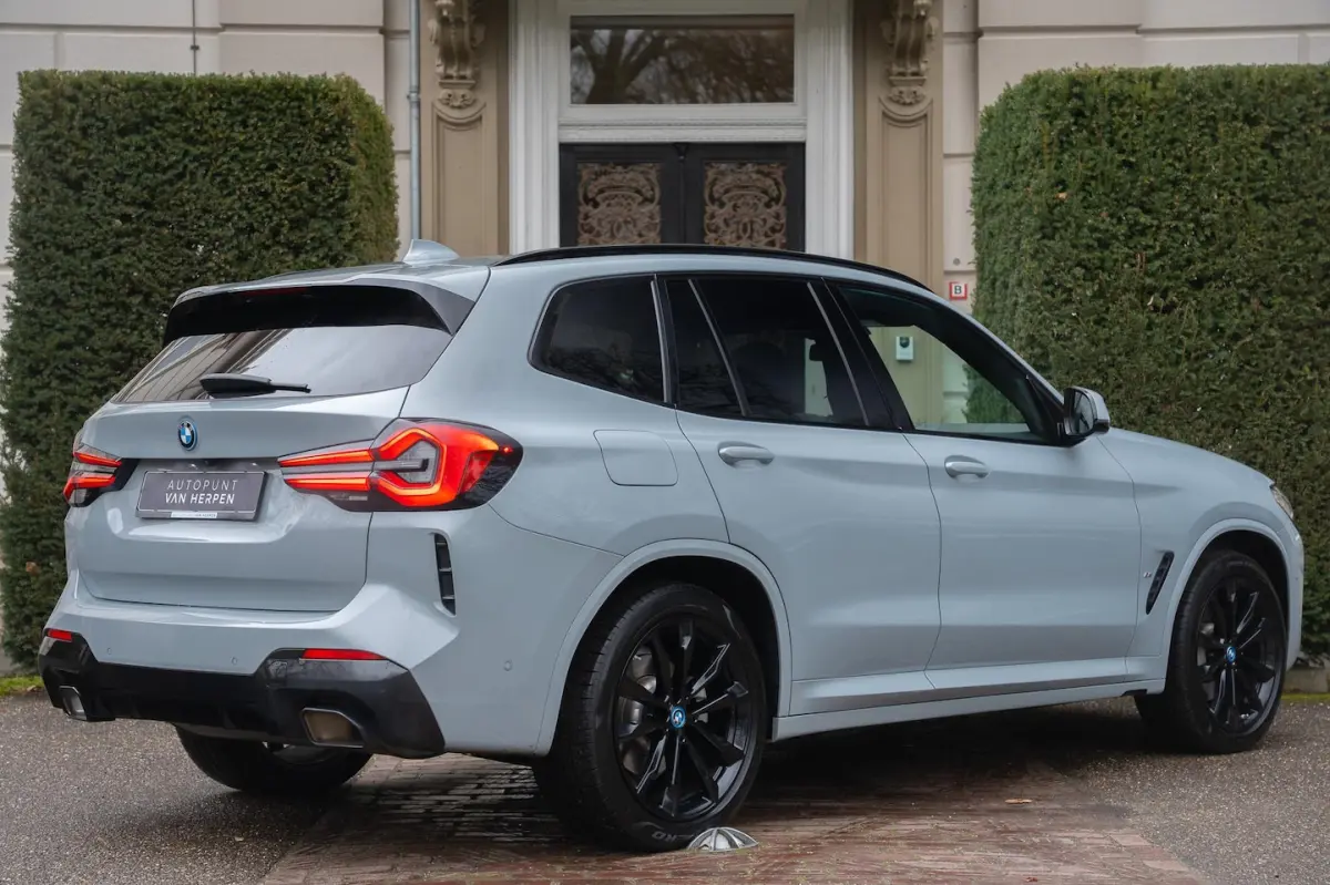xDrive30e High Executive M-SPORT | KEYLESS | CAMERA | 20 INCH | SHADOWLINE | CARPLAY