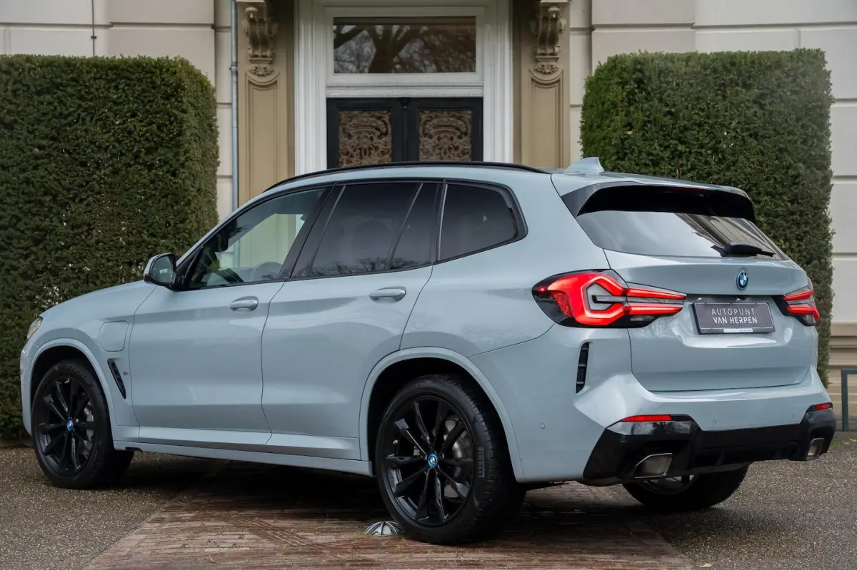 xDrive30e High Executive M-SPORT | KEYLESS | CAMERA | 20 INCH | SHADOWLINE | CARPLAY