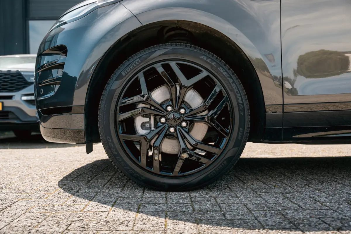 P300e AWD R-Dynamic HSE aut. Pan.dak | mer. soundsystem | black-line
