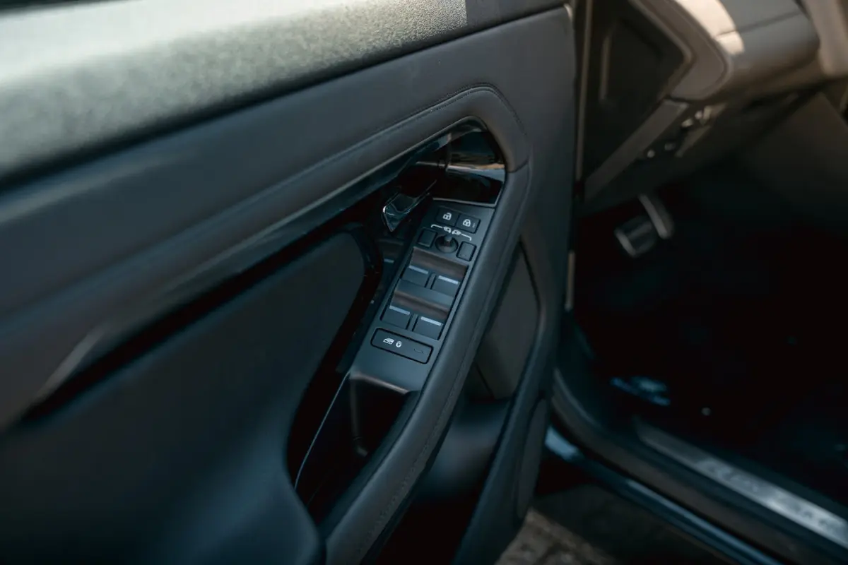 P300e AWD R-Dynamic HSE aut. Pan.dak | mer. soundsystem | black-line